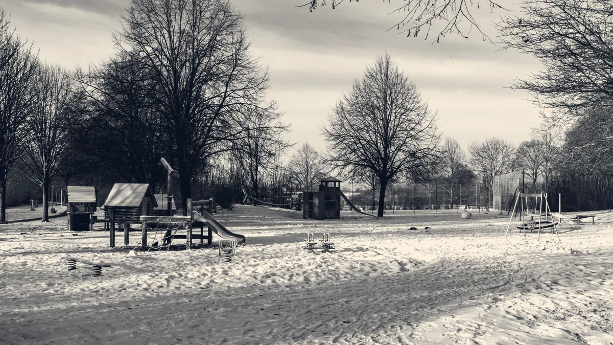 Детская площадка зимой.