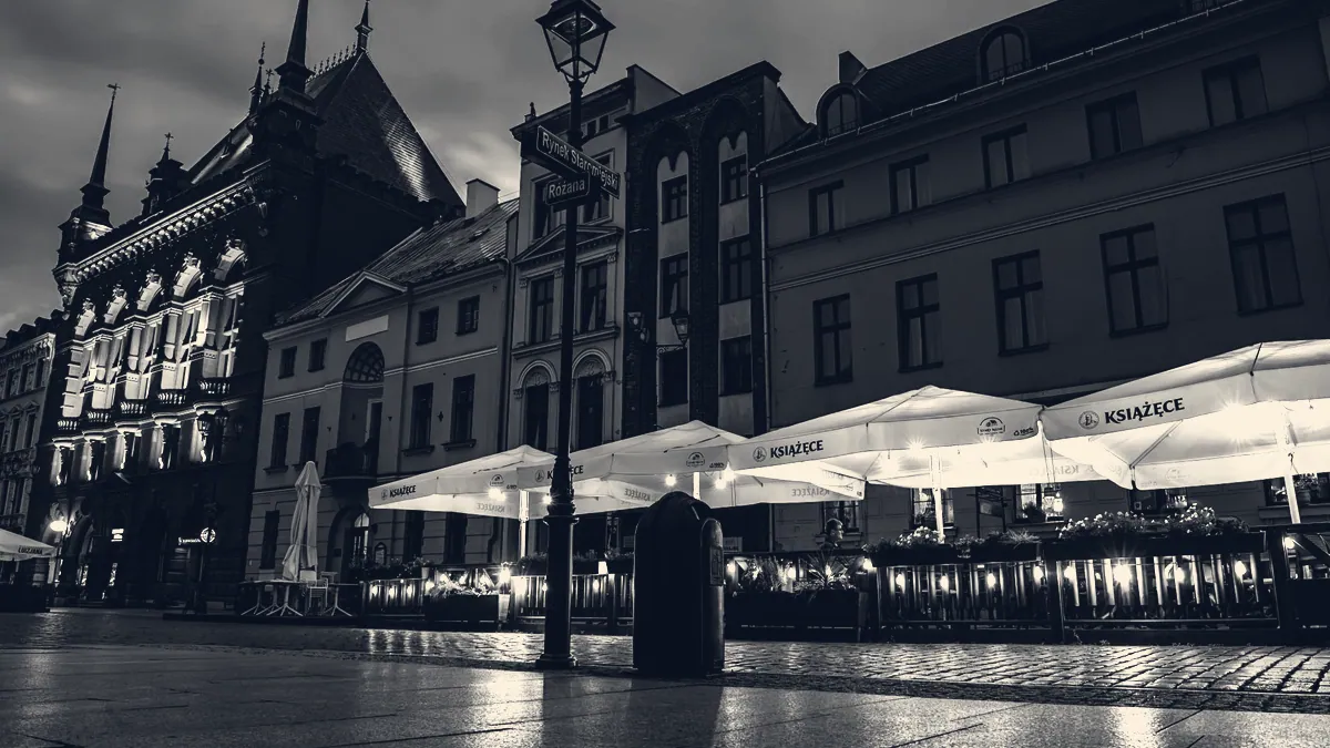 Улица старого города вечером.